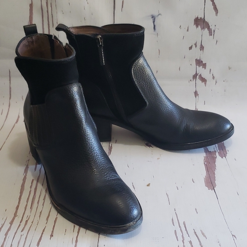 Donald J Pliener  Black Pebble Leather And Suede Square Heel Zip Up Women Boots